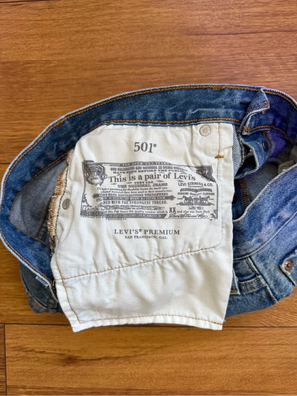 Levi's 501‎ Original Distressed Cut-Off Denim Shorts – Size W28